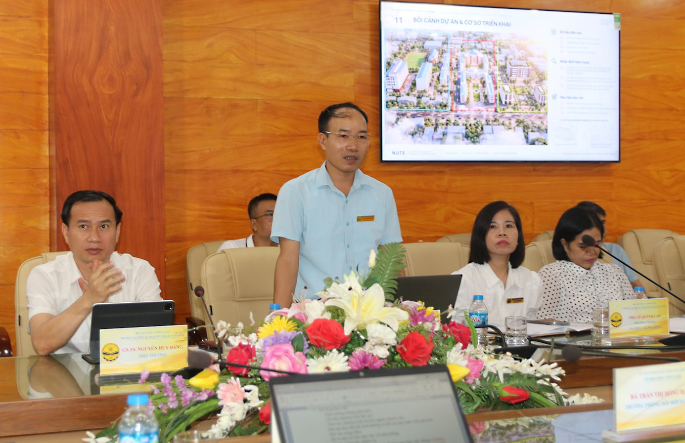 Ông Nguyễn Tiến Đức, Phó Trưởng phòng Khoa học, Hợp tác quốc tế và Đảm bảo chất lượng trình bày khái quát một số hoạt động đổi mới sáng tạo của Trường Đại học Sư phạm Kỹ thuật Nam Định trong thời gian qua