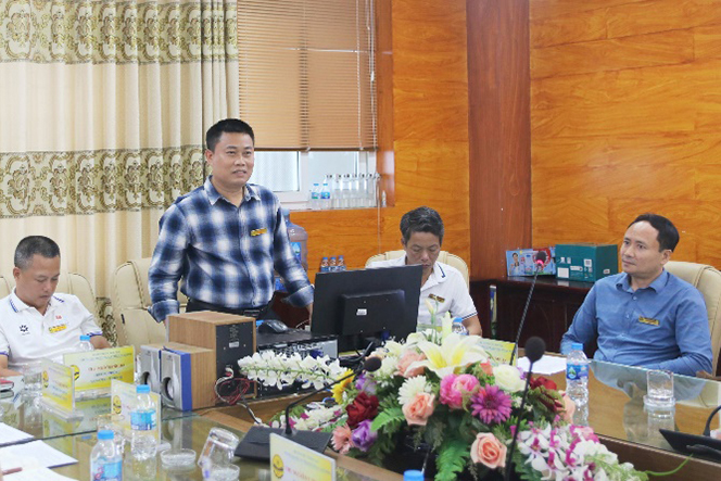 Đại biểu, lãnh đạo các khoa và giảng viên trao đổi tại hội nghị