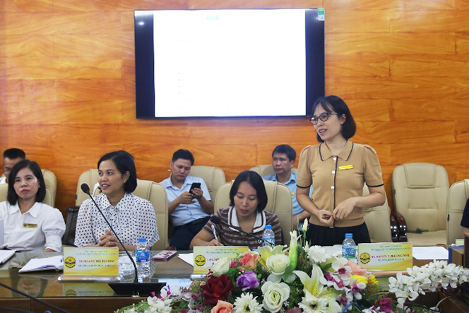Đại biểu, lãnh đạo các khoa và giảng viên trao đổi tại hội nghị