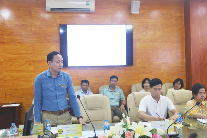 Đại biểu, lãnh đạo các khoa và giảng viên trao đổi tại hội nghị