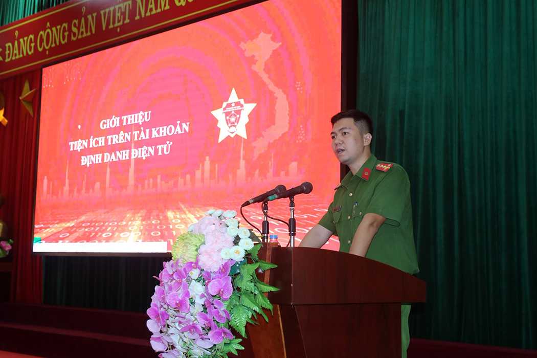 Cán bộ Công an phường Thiên Trường tuyên truyền, hướng dẫn sinh viên K21 các kiến thức về pháp luật, kỹ năng số và an toàn trên không gian mạng.