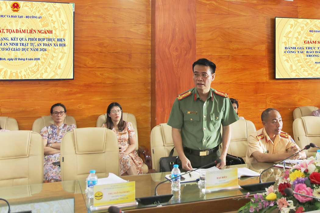 Các đại biểu trao đổi, thảo luận về công tác quản lý, hỗ trợ sinh viên và phối hợp bảo đảm an ninh, trật tự trong và ngoài Nhà trường