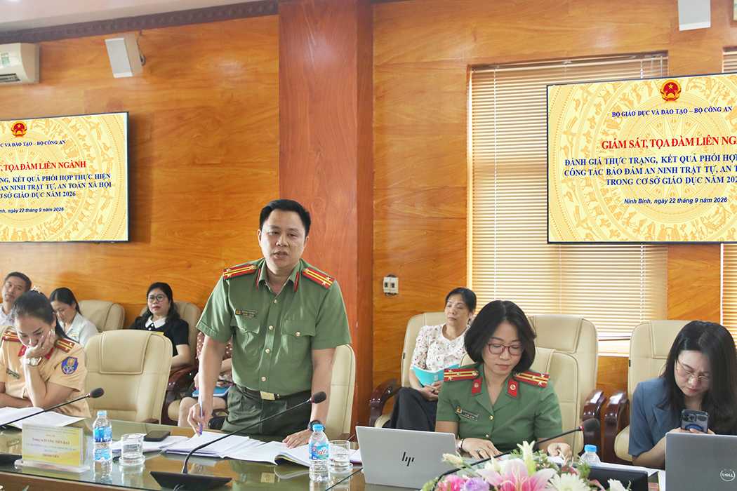 Các đại biểu trao đổi, thảo luận về công tác quản lý, hỗ trợ sinh viên và phối hợp bảo đảm an ninh, trật tự trong và ngoài Nhà trường