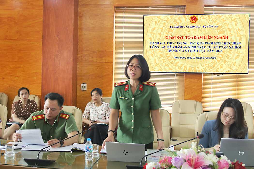 Các đại biểu trao đổi, thảo luận về công tác quản lý, hỗ trợ sinh viên và phối hợp bảo đảm an ninh, trật tự trong và ngoài Nhà trường