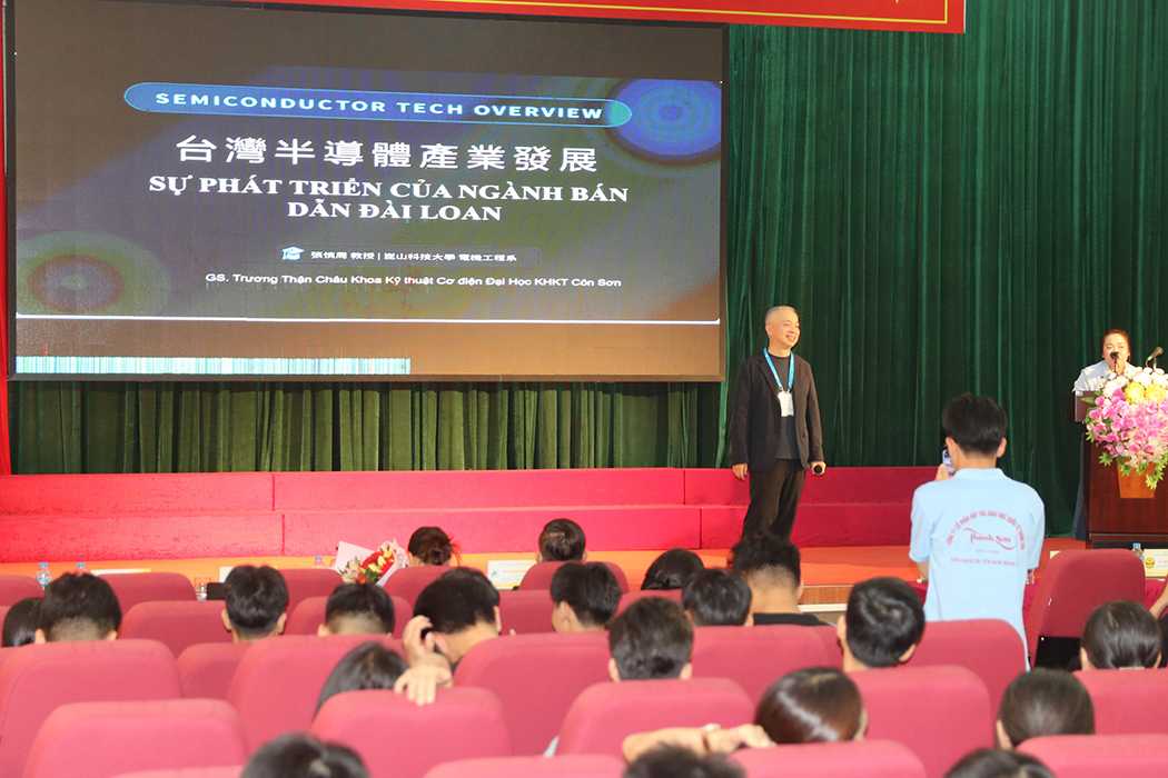 GS. Trương Thận Châu trao đổi cùng cán bộ, giảng viên và sinh viên Nhà trường tại phiên thảo luận