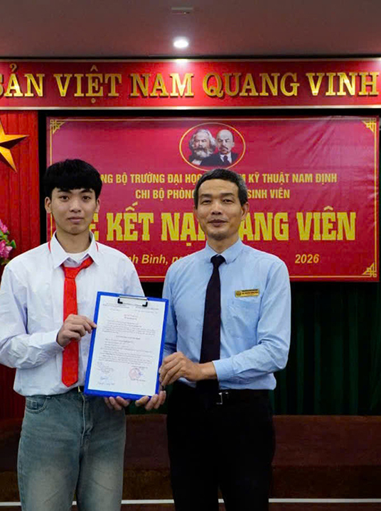 Đ/c Nguyễn Lương Kiên - Bí thư Chi bộ Công tác sinh viên trao Quyết định kết nạp Đảng cho đồng chí Trịnh Đình Tú