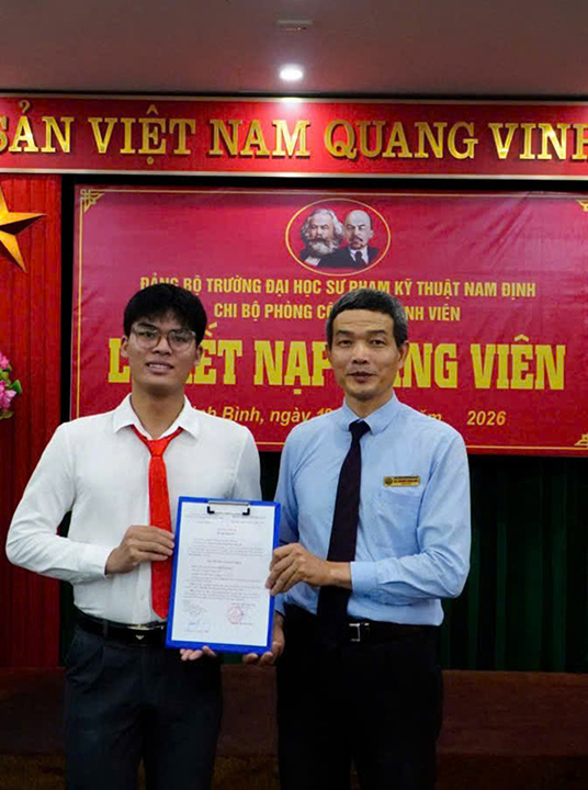 Đ/c Nguyễn Lương Kiên - Bí thư Chi bộ Công tác sinh viên trao Quyết định kết nạp Đảng cho đồng chí Trần Công Hồi