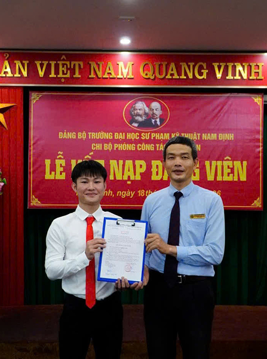 Đ/c Nguyễn Lương Kiên - Bí thư Chi bộ Công tác sinh viên trao Quyết định kết nạp Đảng cho đồng chí Nguyễn Công Du