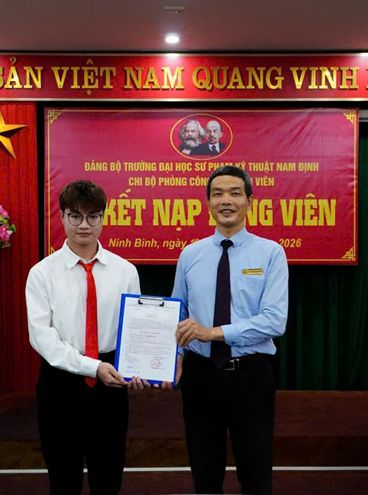 Đ/c Nguyễn Lương Kiên - Bí thư Chi bộ Công tác sinh viên trao Quyết định kết nạp Đảng cho đồng chí Mai Mạnh Đăng