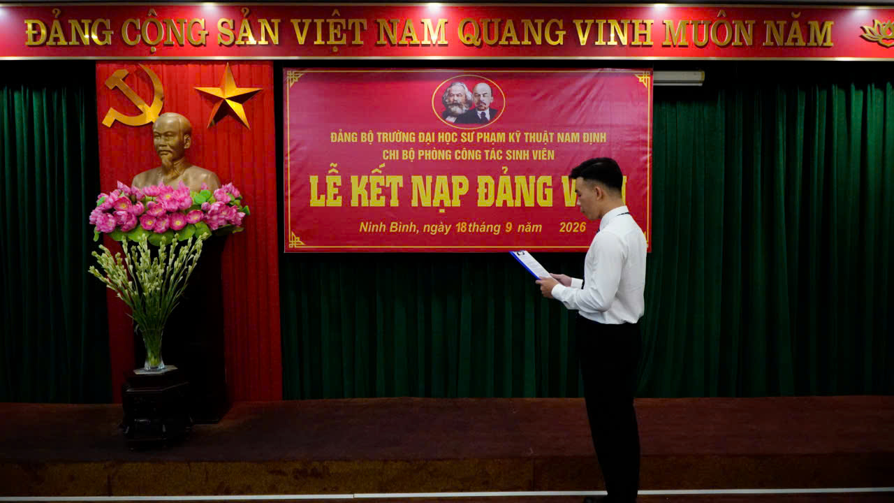 Đảng viên mới  Mai Văn Thắng tuyên thệ