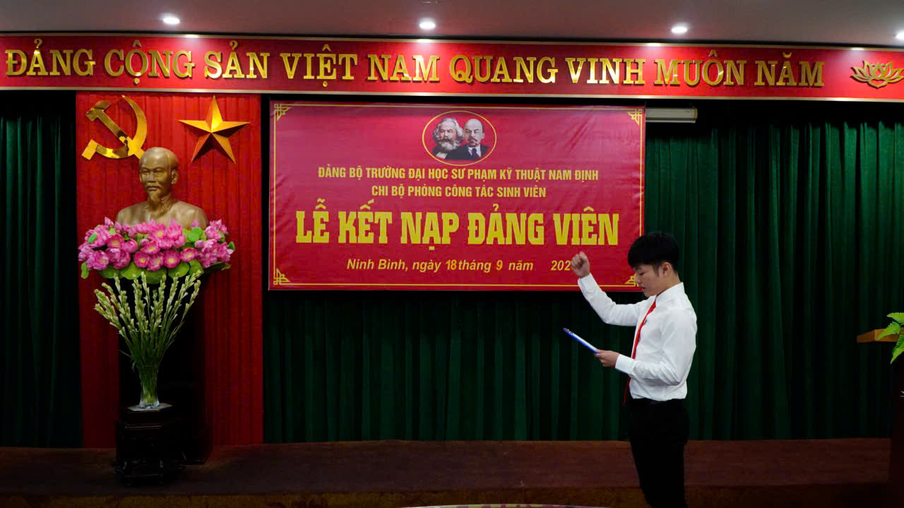 Đảng viên mới Nguyễn Công Du tuyên thệ