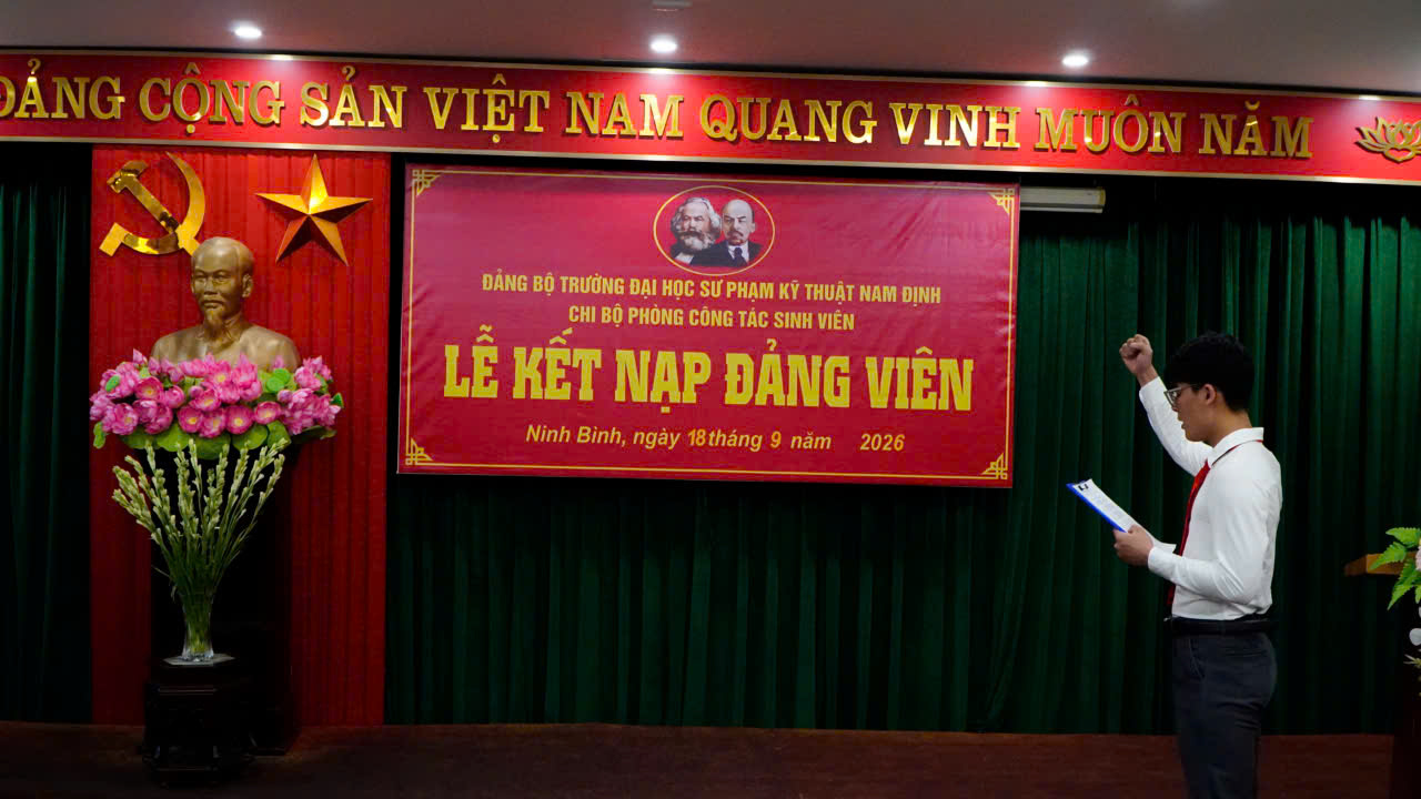 Đảng viên mới  Trần Công Hồi tuyên thệ