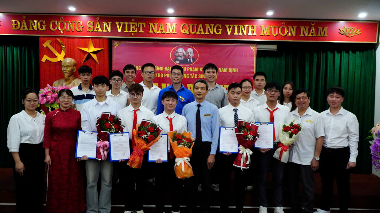 Đại diện BCH Đảng bộ Trường,đại diện Ban Thường vụ Đoàn thanh niên, quần chúng ưu tú chụp ảnh lưu niệm cùng các Đảng viên mới