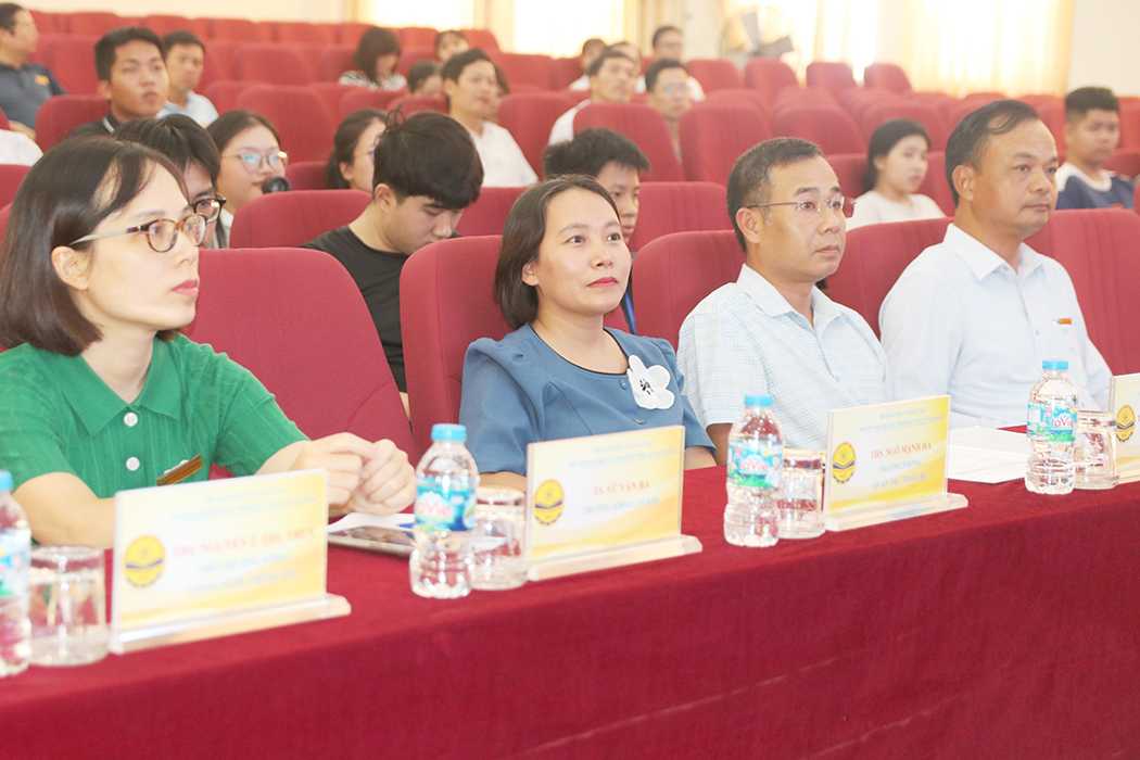 Các đại biểu, giảng viên và sinh viên Trường Đại học Sư phạm Kỹ thuật Nam Định tham dự chương trình