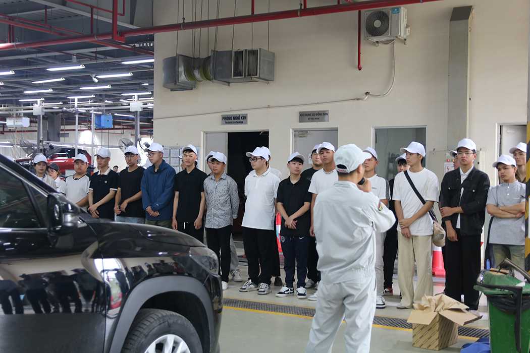 Giảng viên, sinh viên tham quan khu vực xưởng sửa chữa, bảo dưỡng ô tô