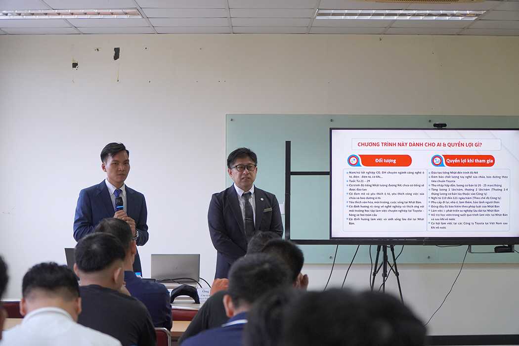 Ông Egashira Masanori ( bên phải) và ông Trần Văn Hòa, (bên trái) trao đổi về cơ hội nghề nghiệp tại Nhật Bản